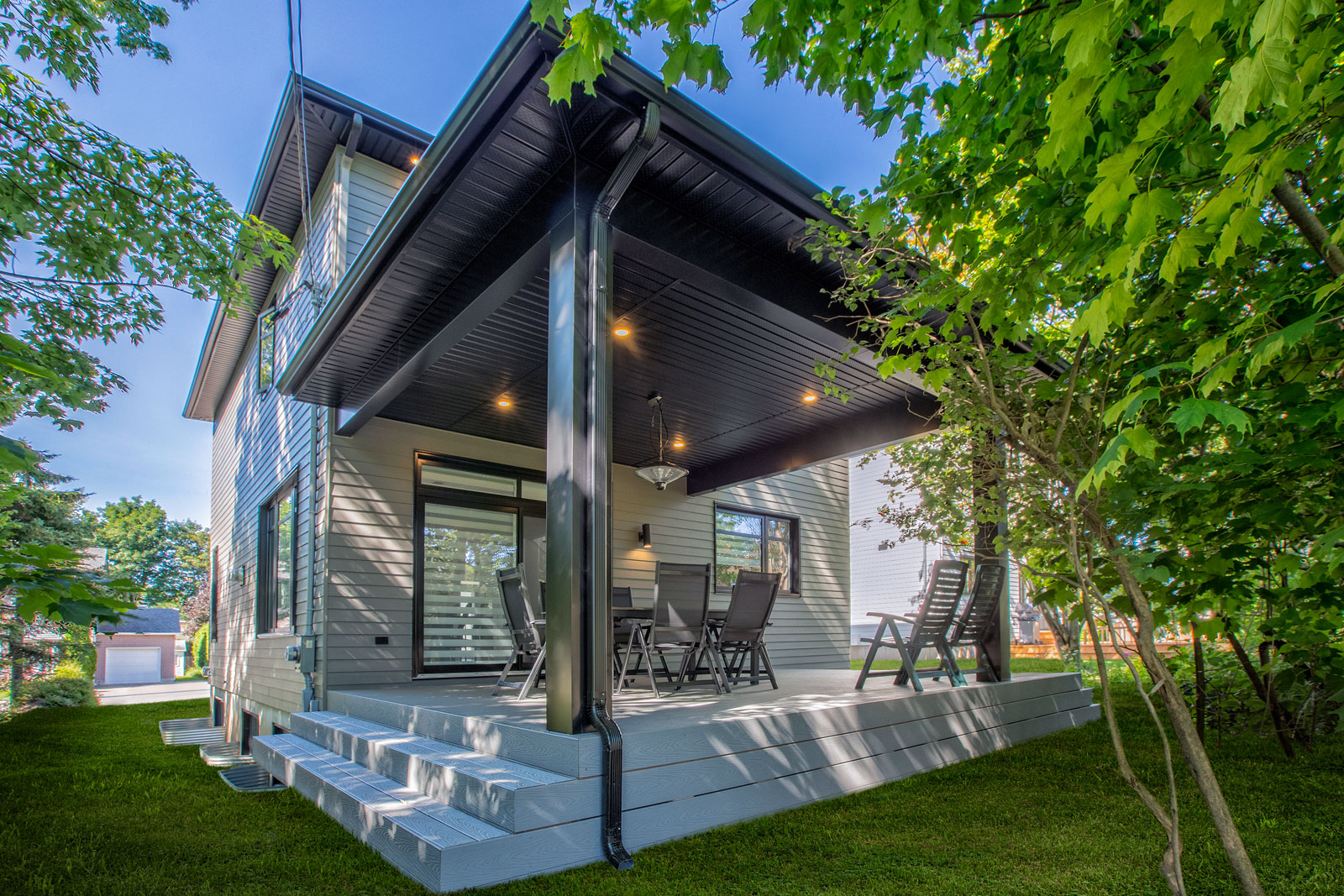 Construction cottage avec toît terrasse extérieur Michael Fortier